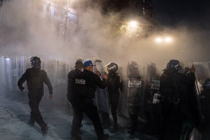 Policías bloquean las zonas aledañas a la sede alternativa del Senado.