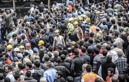 Un grupo de mineros sale de la mina después de buscar durante horas a sus compañeros que siguen atrapados bajo tierra.