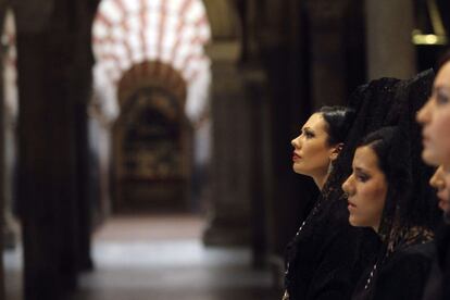 <b>MARTES SANTO. Córdoba.</b> Mujeres con mantillas de la Hermandad de La Agonía, en el interior de la Mezquita de Córdoba.