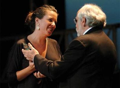 La directora peruana Claudia Llosa recibe el trofeo
