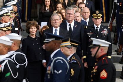 George W. Bush, junto a su esposa Laura Bush, al exgobernador de la Florida Jeb Bush, y otros miembros de la familia, al final del funeral estatal de su padre.