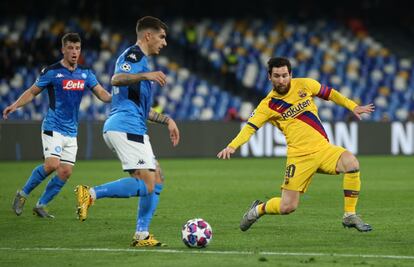 Messi intenta bloquear a Giovanni di Lorenzo.