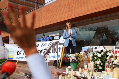 María Carolina Hoyos Turbay a las afueras de la clínica Fundación Santa Fe, el 27 de junio de 2025. 