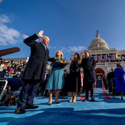 Joe Biden es juramentado como el 46º mandatario de los Estados Unidos por el presidente del Tribunal Supremo John Roberts, mientras Jill Biden sostiene la Biblia durante la inauguración presidencial en el Capitolio de los Estados Unidos, el pasado 20 de enero.