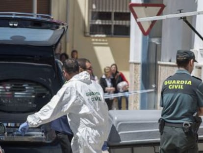 Empleados funerarios trasladan el cuerpo de una mujer encontrada muerta en Alcal&aacute; la Real. 