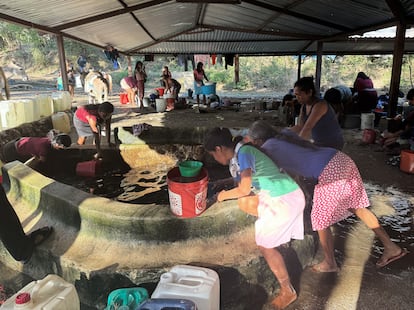Mujeres de la región agraria de Acapulco dedican todo su tiempo a trabajar: recogen leña para el fuego, mantienen las milpas, atienden las tareas domésticas y recolectan agua para sus familias