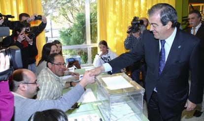 Francisco &Aacute;lvarez-Cascos, candidato a la Presidencia de Asturias, ha votado en Luarca