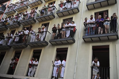 Los balcones de las calles, del recorrido del encierro, se llenan de gente, para ver pasar a los mozos junto a los toros, el primer encierro de San Fermín