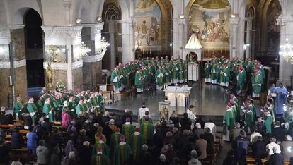 Los obispos católicos reunidos el 7 noviembre de 2016 en Lourdes para tratar la pederastia.
 