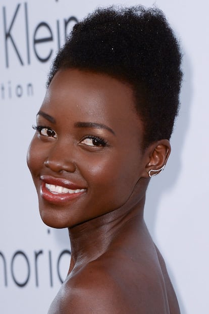 Lupita Nyong'o opta por una sencilla opción en forma de media luna.