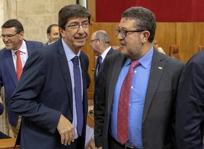 El vicepresidente de la Junta, Juan Marín (izquierda), conversa con el presidente de Vox, Francisco Serrano, en el Parlamento de Andalucía.