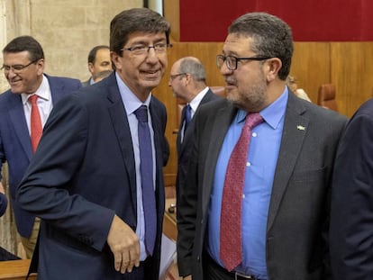 El vicepresidente de la Junta, Juan Marín (izquierda), conversa con el presidente de Vox, Francisco Serrano, en el Parlamento de Andalucía.