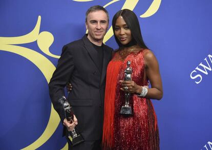 Raf Simons y Naomi Campbell.