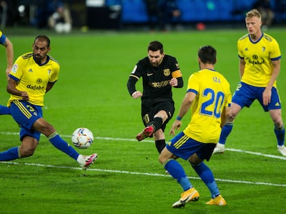 Messi chuta a portería frente a cuatro rivales.