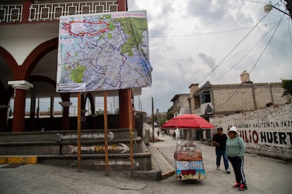 Comerciantes de distintos municipios poblanos han señalado que viven una especie de "segunda pandemia" ante el poco movimiento que hay en sus localidades debido al aumento de la actividad volcánica. En la imagen, un mapa con las rutas de evacuación en caso de erupción volcánica, en el municipio de Xalitzintla. 