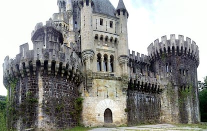 Una de las fachadas del castillo de Butrón.