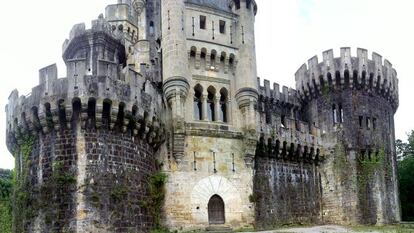 Una de las fachadas del castillo de Butrón.