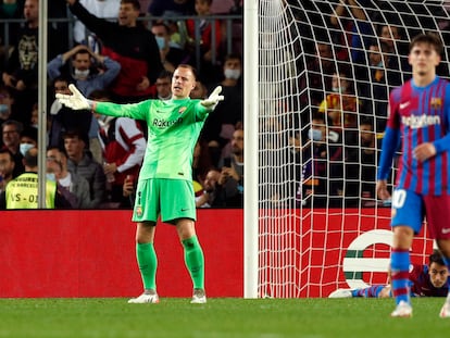 Tes Stegen, Gavi y Eric, este último sobre el césped, se lamentan tras encajar el gol del Alavés.