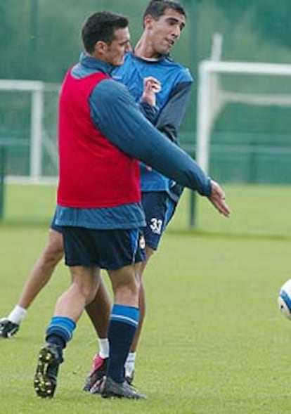 Scaloni, de espaldas, y Carlos Pita, en un lance del entrenamiento.