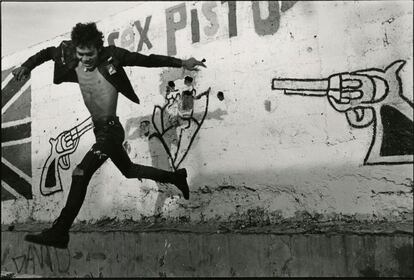'Volando bajo' (1988). La violencia de las dictaduras, de las guerrillas, la de las bandas, las protestas sociales... se suceden en la muestra cuya conclusión es que no hay una identidad para la fotografía latinoamericana, sino una gran diversidad.