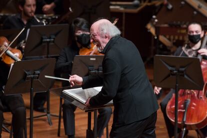 El director Johannes Kalitzke, ayer, con la 'sinfonietta' de la Escuela Superior de Música Reina Sofía.