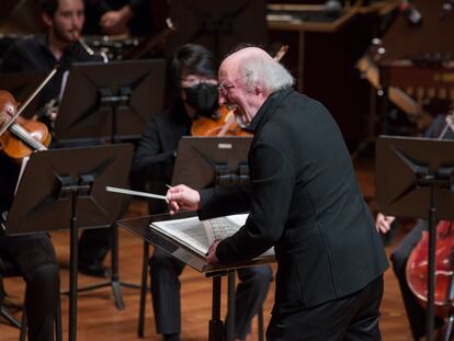 El director Johannes Kalitzke, ayer, con la 'sinfonietta' de la Escuela Superior de Música Reina Sofía.