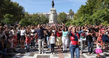 Un momento del 'flashmob' en la Plaza Nueva de Sevilla.