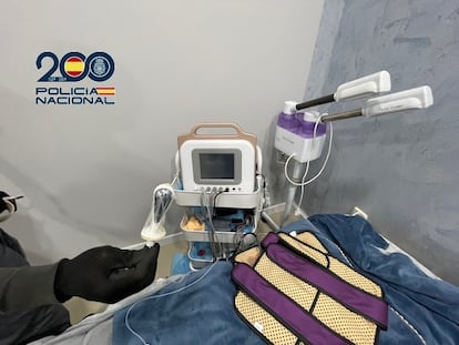 El ecógrafo que había en la trastienda de uno de los locales registrados.