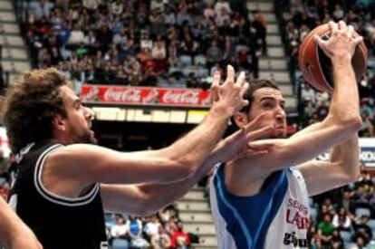 Sergi Vidal (derecha) lucha por un balón con Roger Grimau.