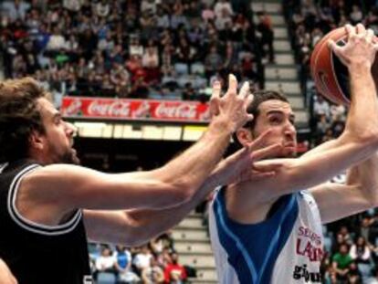 Sergi Vidal (derecha) lucha por un balón con Roger Grimau.