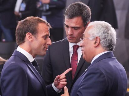El presidente francés Emmanuel Macron (izquierda) conversa con el presidente del Gobierno español Pedro Sánchez (c), y con el primer ministro portugués Antonio Costa, durante la cumbre de jefes de estado de la OTAN que se celebra en Bruselas, Bélgica.