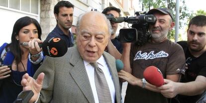 El expresidente de la Generalitat, Jordi Pujol, sale esta mi&eacute;rcoles de su casa.