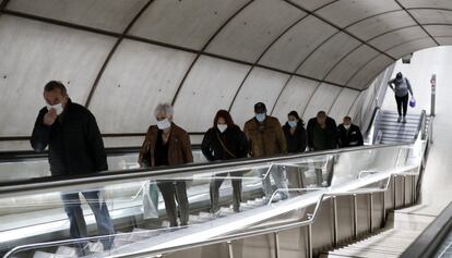 Todos los viajeros del metro de la capital vizcaína reciben mascarillas este martes, en el primer día laboral en el País Vasco después de las vacaciones de Semana Santa, durante la pandemia del coronavirus.