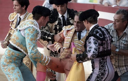 Posteriormente a la cogida del astado el torero es trasladado a la enfermería de la plaza de toros.