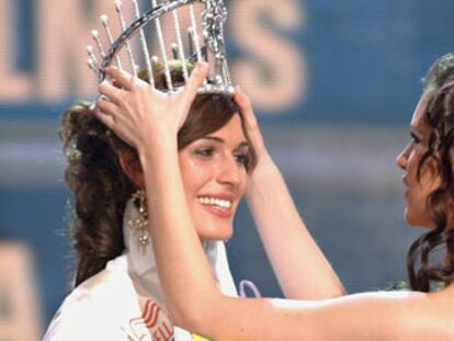 María Jesús Ruiz, Miss España 2004, <i>corona</i> a su sucesora.