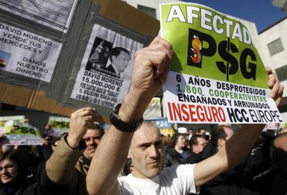 Protesta de afectados por la cooperativa PSG ante el Ayuntamiento de Getafe, en 2010.