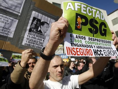 Protesta de afectados por la cooperativa PSG ante el Ayuntamiento de Getafe, en 2010.