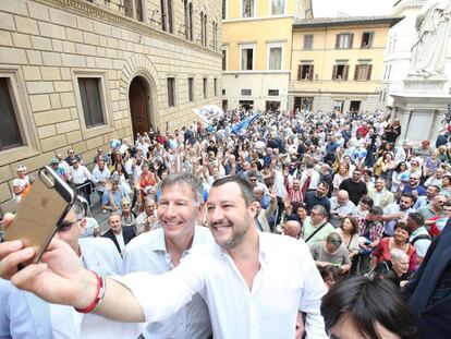 Matteo Salvini junto al candidato a la alcaldía de Siena, Luigi De Mossi.