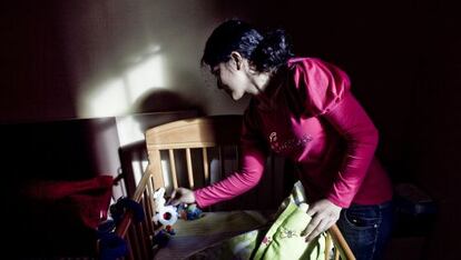 Lily Martínez, en el piso de Cáritas de Barcelona donde vive.