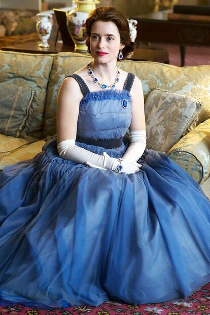 El vestido de tul de Isabel II

Claire Foy vistió en la segunda temporada de la serie la réplica del diseño que lució la monarca durante la visita oficial de John Fitzgerald y Jackie Kennedy al palacio de Buckingham en 1961.