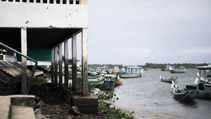 As marcas escuras nos pilares do restaurante mostram até onde o rio São Francisco chegava antes da seca.