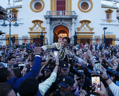 Roca Rey, a hombros, por la Puerta del Príncipe de La Maestranza.