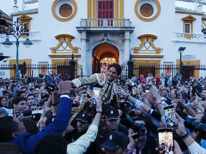 Roca Rey, a hombros, por la Puerta del Príncipe de La Maestranza.