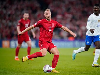 Eriksen maniobra ante Camavinga.