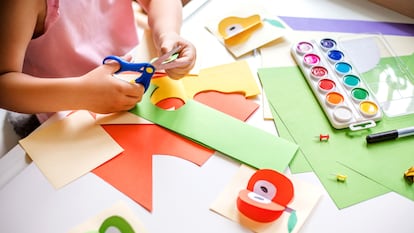 Las manualidades mejoran la coordinación y desarrollan la creatividad de los más pequeños. GETTY IMAGES.