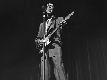 Buddy Holly, con su legendaria Fender Stratocaster, durante una actuación en Inglaterra en 1958, un año antes de su muerte.