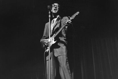 Buddy Holly, con su legendaria Fender Stratocaster, durante una actuación en Inglaterra en 1958, un año antes de su muerte.