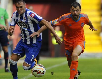 Lucas Pérez y Javi fuego, durante el partido.