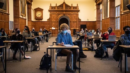 Estudiantes con mascarillas y distancia de seguridad en una clase en la Universidad de Oxford (Reino Unido).