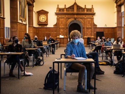 Estudiantes con mascarillas y distancia de seguridad en una clase en la Universidad de Oxford (Reino Unido).